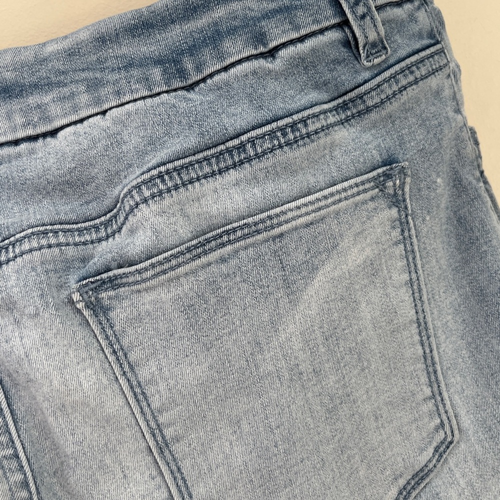 CHICOS Light Blue Ankle Jeans with Floral Embroidered Leg Detail Size 6 - Picture 13 of 14